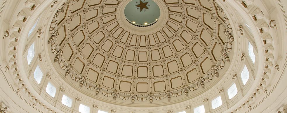 从内部俯瞰德克萨斯州国会大厦的圆顶